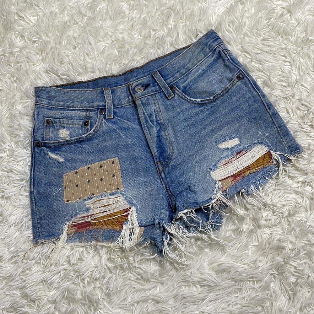 Women’s Levi’s 501 patch denim shorts • W26